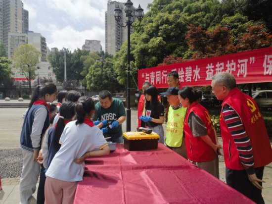 渝北区龙山街道举办“与青同行、手绘碧水、益起护河”活动