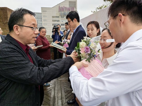 上海虹口举行北外滩建设者<em>结婚</em>证书颁发仪式