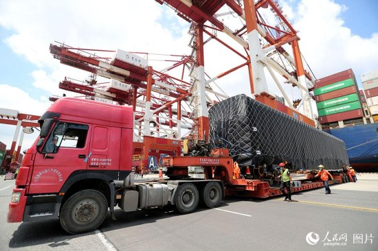 中国首次出口<em>北美市场</em>第二批次双层不锈钢铁路客车在青岛装船