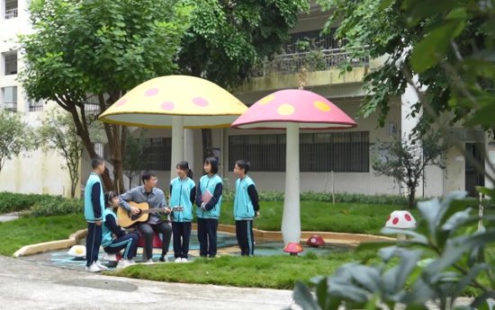 课堂上，禅城这位老师突然拿出吉他，唱起了<em>古诗</em>......