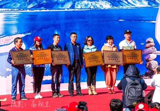 西藏昌都旅游峰会开幕<em> 降央卓玛</em>连唱三首将气氛推向高潮