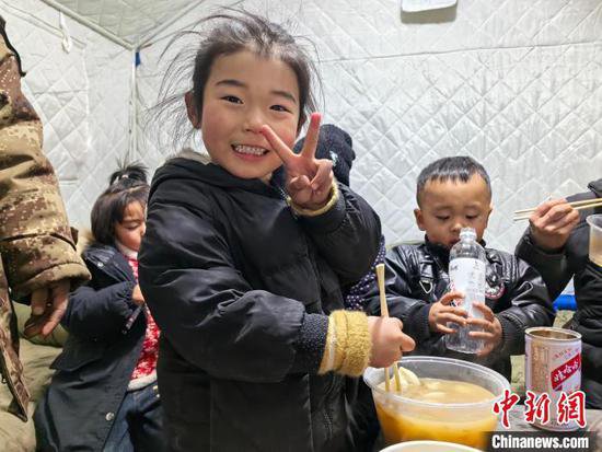 青海民和震区“大家庭”<em>冬至吃饺子</em> 感受不一样的温暖