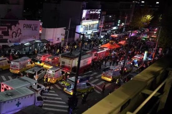 韩国首尔踩踏事件已致两名中国公民遇难！使馆称正与韩方沟通