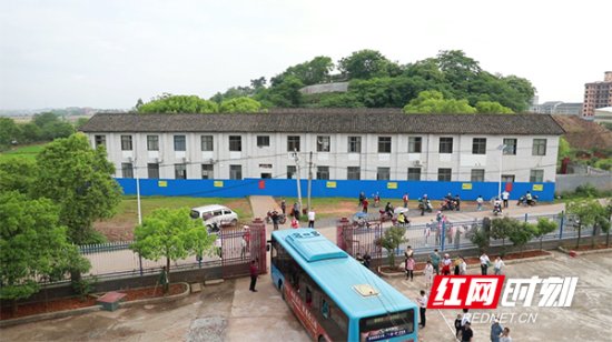 衡阳县：375名樟树中学师生从危旧<em>楼房整体</em>搬进过渡校区