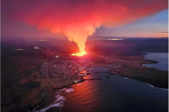 冰岛火山一个月内两次爆发：有居民坠入30米深大裂缝！熔岩流进...