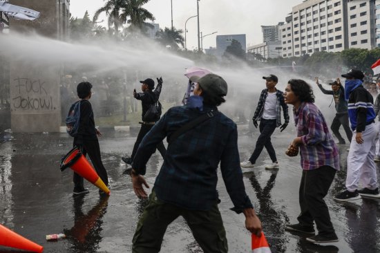 印尼学生举行抗议活动，要求政府降低<em>基本</em>必需品和燃料<em>价格</em>