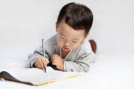 <em>儿童</em>写字的最佳年龄是在5岁以后，过早练习写字不符合发展规律！