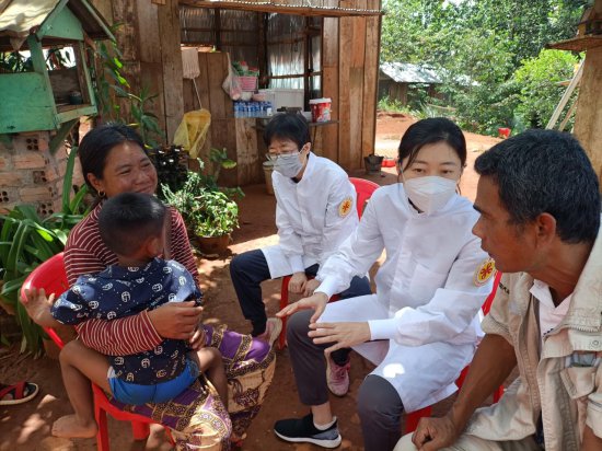 中国援柬医疗队进山义诊护航“一带一路”项目