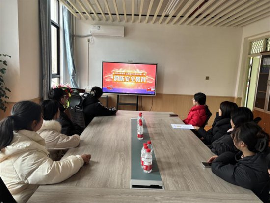 寻乌县城南幼儿园组织观看消防安全宣传片