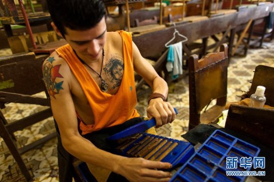 百态：探访古巴手工烟厂