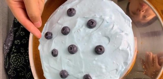 爆浆<em>蓝莓蛋糕</em>，代表沉静和理智的蓝色，既漂亮又好吃！