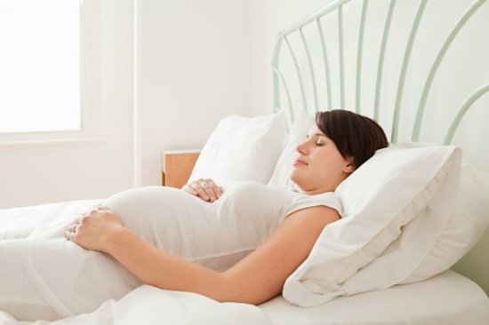 侧卧比<em>仰卧睡眠</em>更安全 孕期女性的最佳睡姿有答案了