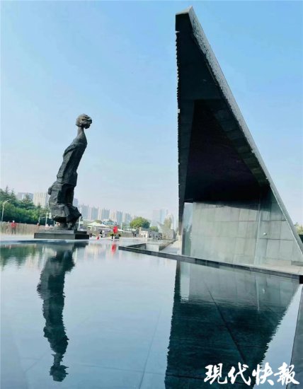 马英九在南京参观凭吊的这家纪念馆，<em>名称</em>为何一个<em>字</em>都不能少？