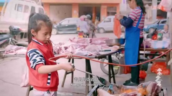 9岁云南女孩猪肉店跳舞上热搜，背后故事太好哭了！