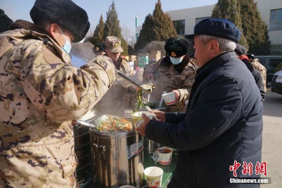 自行式炊事车为青海民和中川乡受灾民众准备热腾午餐