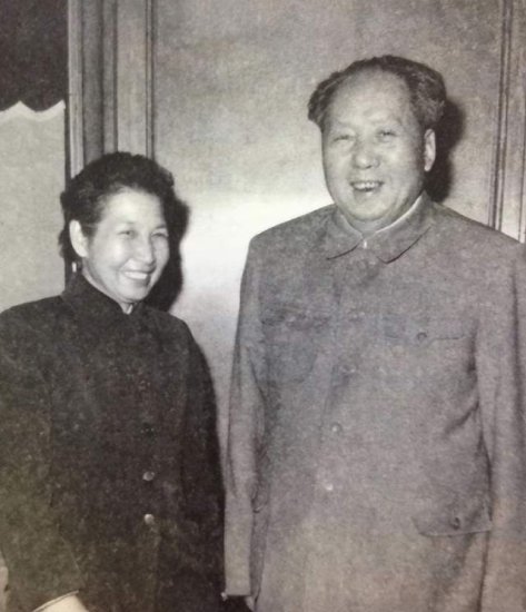 39年一女红军到<em>延安</em>，躲在毛主席身后拍他肩膀：你猜我是谁？