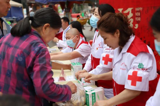 关爱“一老一小” 重庆举行纪念“世界红十字日”公益活动