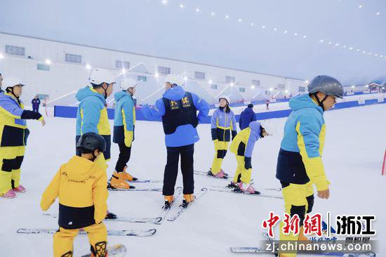 <em>杭州</em>雪极星<em>室内</em>滑雪场开业 邀客感受冰雪运动新体验