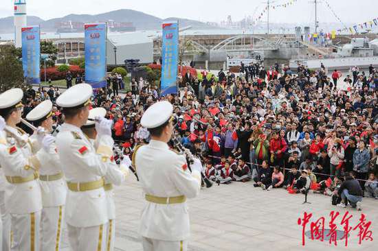庆祝人民海军成立75周年 海军军乐团走进博物馆和百年老街