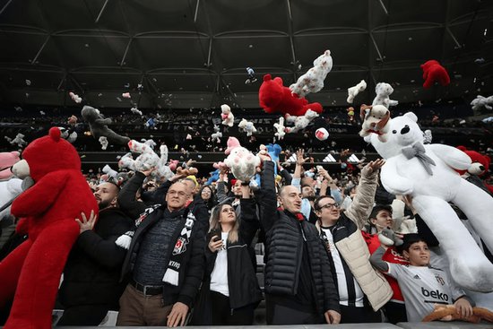 土耳其足球超级联赛赛场下起“<em>玩具</em>雨”，送爱<em>给</em>灾区孩子