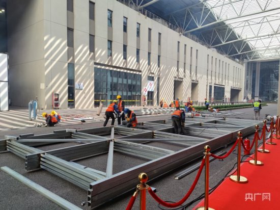 “四叶草”正在建设<em>上海最大</em>方舱医院 有望提供4万张床位