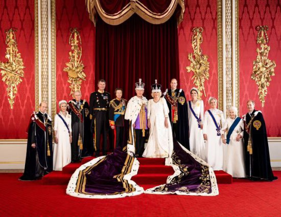 英国王室晒加冕官方照，凯特王妃戴105颗钻石出镜，比卡米拉...