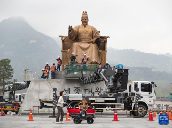 韩国首尔：给世宗大王铜像“洗澡”