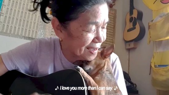 抱着狗狗，吉他弹唱英文<em>歌</em>，这位泰国奶奶火了