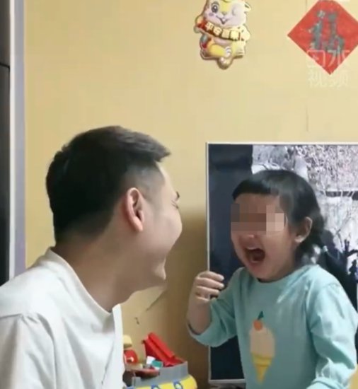 当爸爸<em>剪坏了</em>女儿的刘海 两人对视笑得不能自己