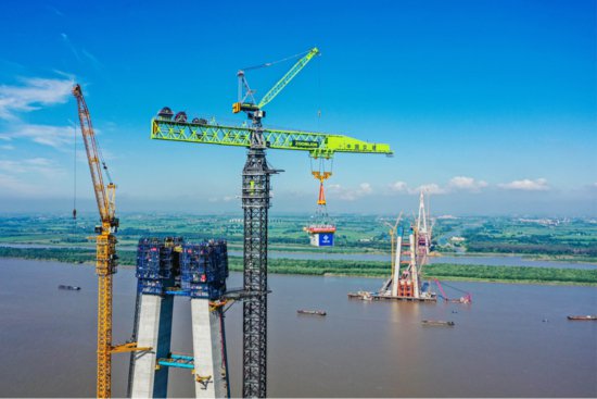 <em>超级装备</em>助力世界最大跨度三塔斜拉桥建设 全球最大塔式起重机...