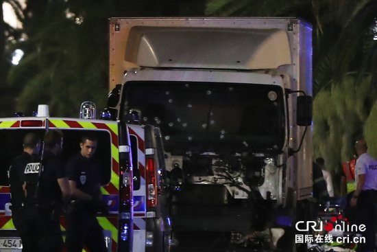法国尼斯一辆卡车冲入人群 致数十人死亡