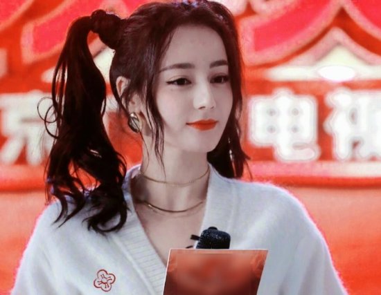 <em>北京卫视</em>春晚官宣，直播镜头下的迪丽热巴，这脸崩得认真的吗？