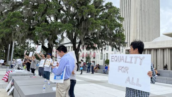 美媒：佛罗里达州举行反对“禁止中国公民购置土地住房”法案...
