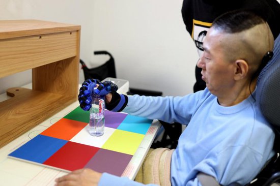 中国四肢截瘫患者利用脑机接口<em>技术</em>实现“脑<em>控</em>喝水”
