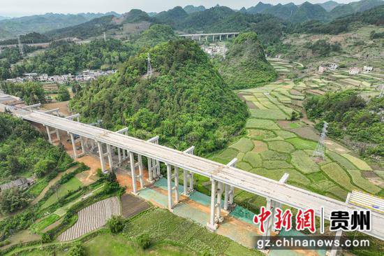 航拍建设中的贵州贵平高速公路