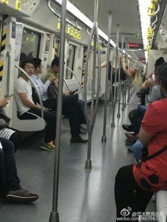 <em>外国女孩</em>天津地铁上跳钢管舞 连跳8站路