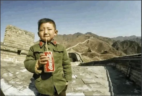 1979年，一个中国小男孩在长城喝可乐，登在了美国国家地理杂志...