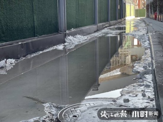 又是水又是冰，实在难走！杭州地铁5号线姑娘桥站边<em>的路被水淹了</em>...