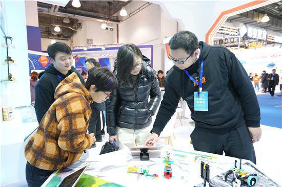 学而思素养多款产品亮相2024上海校外教育展示会，助力青少年...