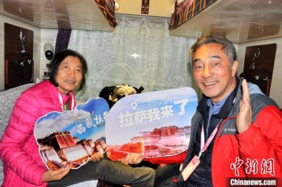青藏集团公司今年首趟青甘藏大环线旅游专列在西宁开行