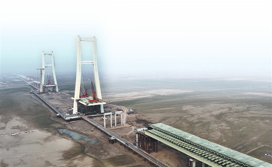 打破全国纪录 安罗高速黄河特大桥“顶”起3.4公里钢梁