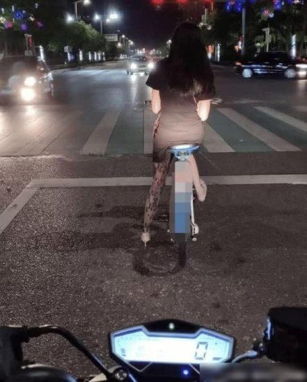 <em>半夜遇到</em>一位自己骑自行车的姑娘，默默跟着护送了一路！