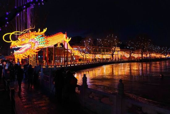 北京<em>什刹海</em>点亮巨型“蛟龙” 节日氛围浓厚
