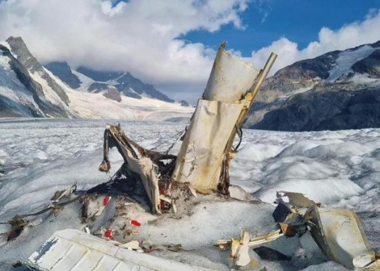 全球变暖人类该<em>觉悟了</em>！冰川融化后出现了54年前坠机的残骸