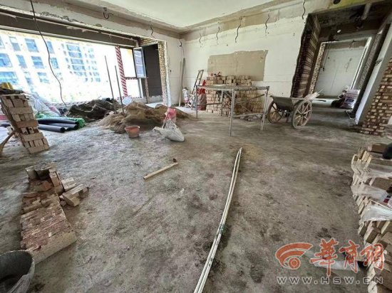 曲江九里住户把精装房砸了重装 发现楼下三根线管埋到自家客厅...