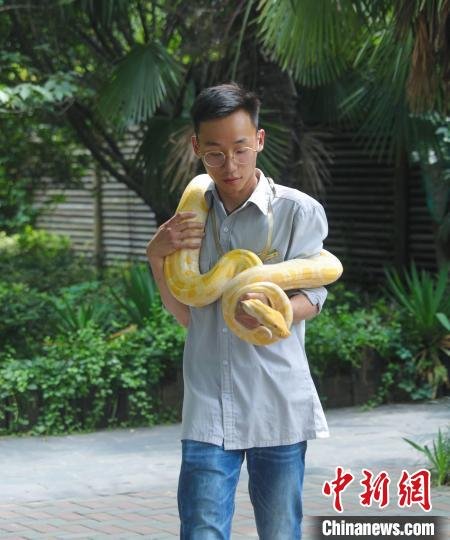 “世界<em>蛇</em>日”：江苏一动物园为“白娘子”在线泡澡