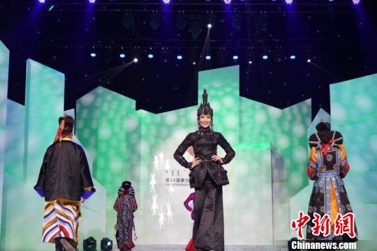 第十四届蒙古族服装服饰艺术节开幕