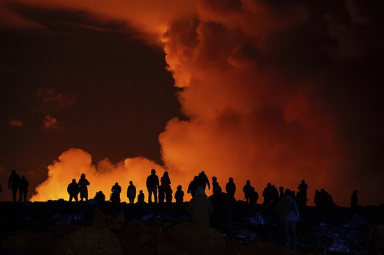熔岩像喷泉！冰岛火山<em>三个月</em>来第四次喷发