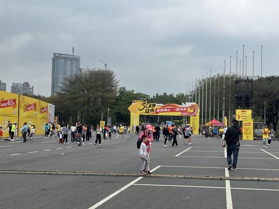 广东佛山举办50公里徒步活动
