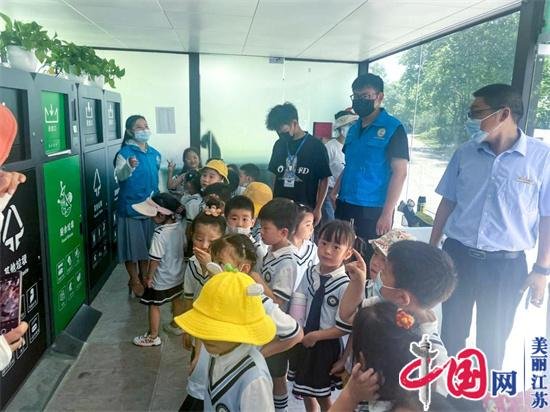 “跟着垃圾分类趣旅行” 南京西善桥街道组织<em>儿童参观</em>环保屋活动